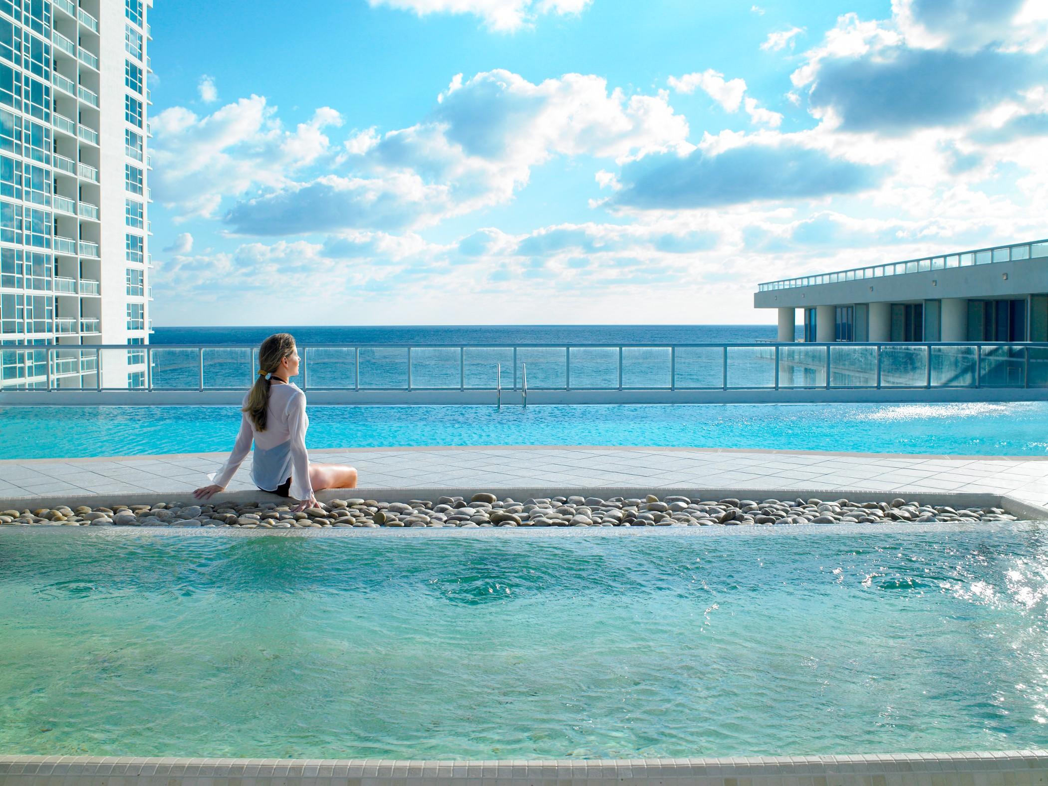 Carillon Miami Wellness Resort Miami Beach Exterior photo